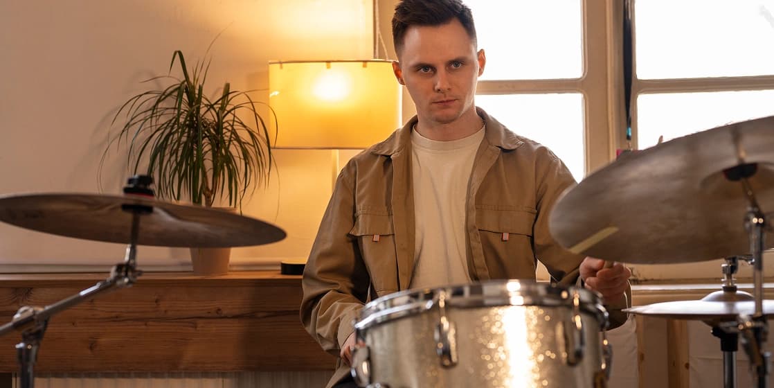Cover Image for Drum Lessons Near Me (In-Home): Quiet Mesh Heads, Pad Routines & First-Month Plan