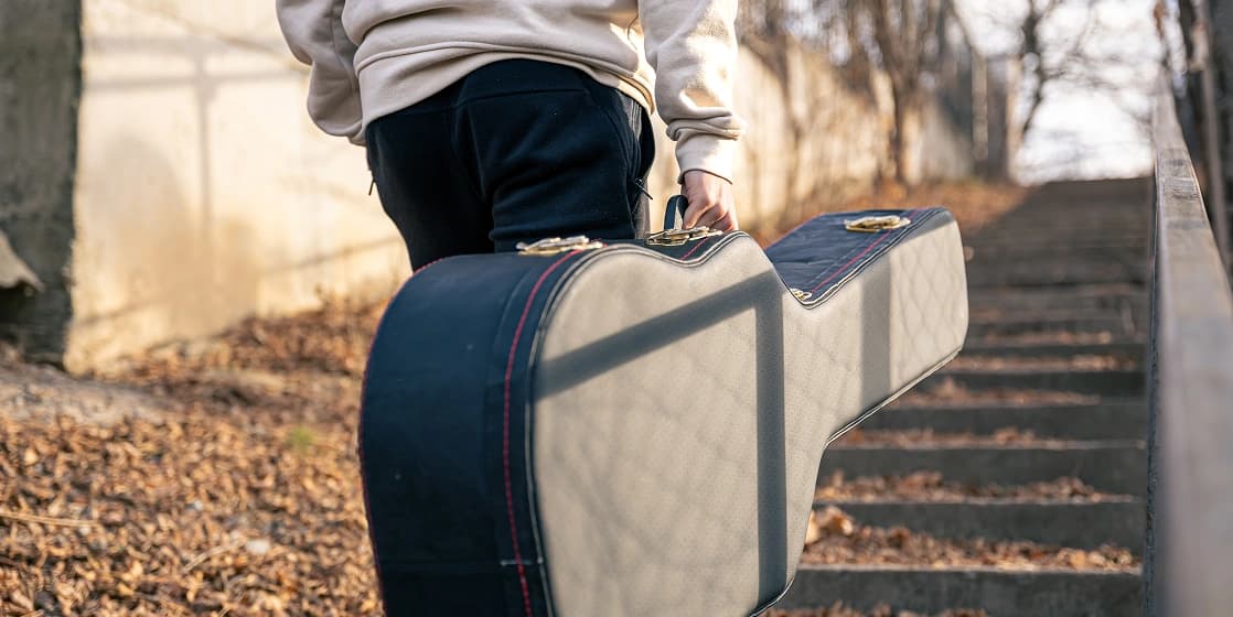 Cover Image for Moving Day in Florida: Safe Transport for Pianos, Guitars & Violins (RH 40–50%)