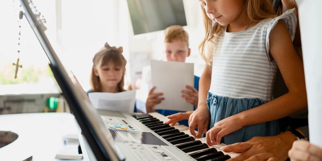 Cover Image for Piano Sight-Reading for Kids: 4-Bar Windows, Rhythm Stomps & Sticker Wins