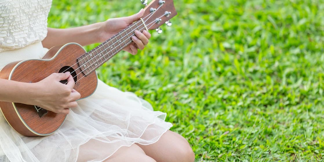 Cover Image for Ukulele for Small Hands: First 4 Chords, Strap Height & a 2-Song Week-One Plan